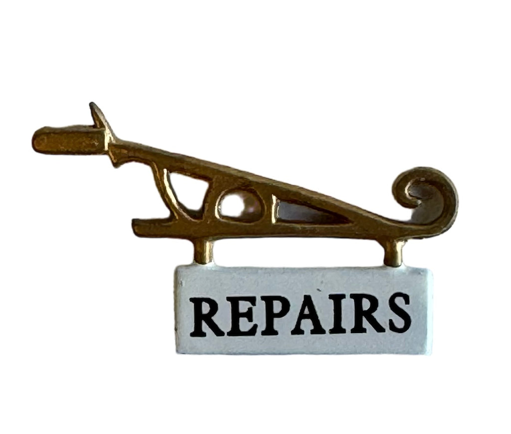 Pointy Toed Showmaker Repairs Sign