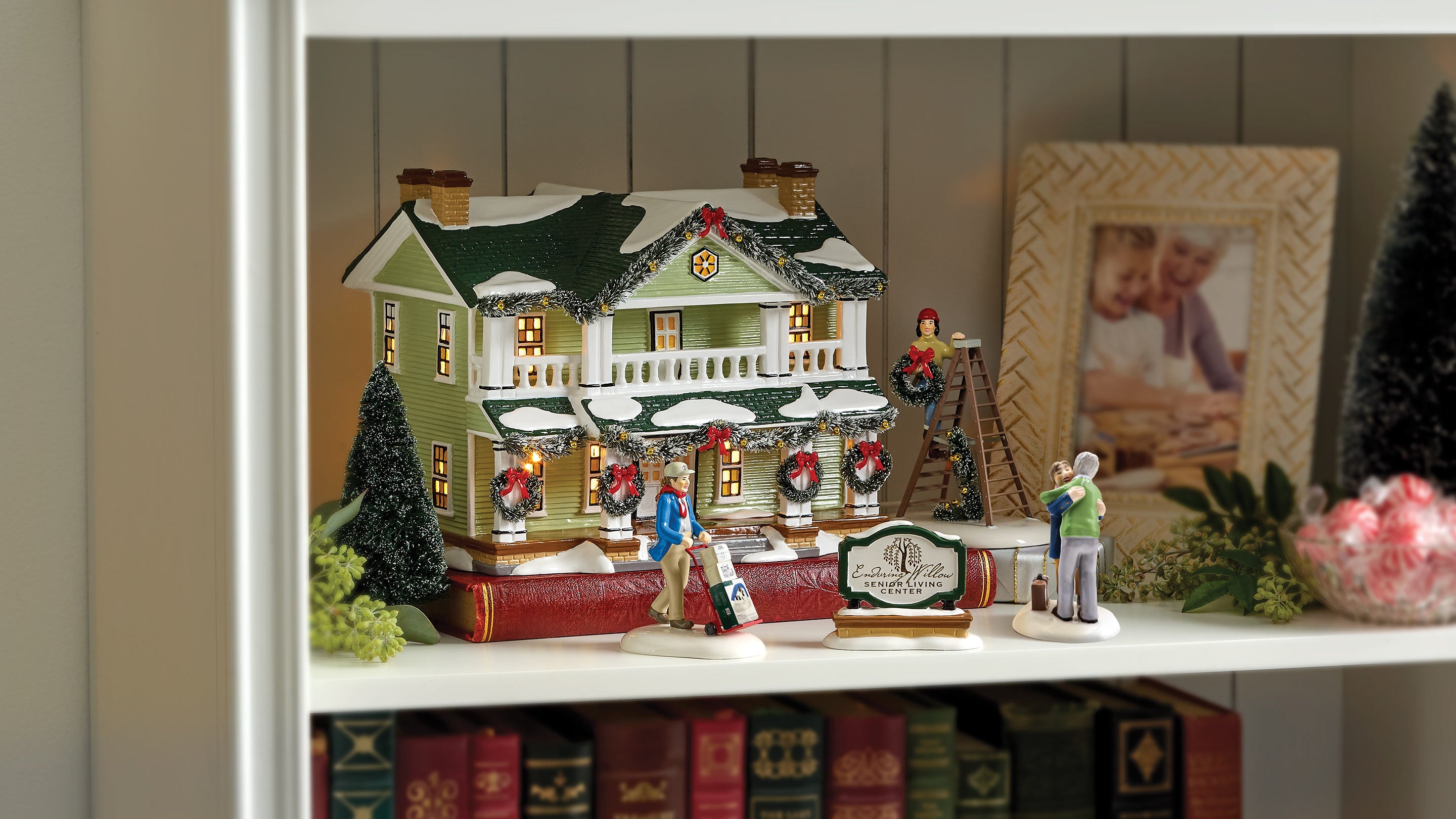 Department 56 Snow Village house and figurines